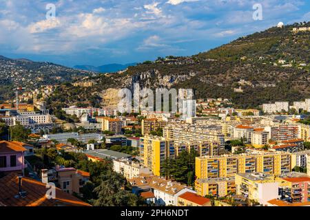 Nizza, Frankreich - 7. August 2022: Berg Gros und Alpen Hügel mit astronomischem Observatorium über dem Paillon Flusstal, Blick vom Cimiez Bezirk Nizza Stockfoto