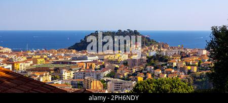 Nizza, Frankreich - 7. August 2022: Schöner Blick auf die Metropole mit Colline du Chateau Castle Hill, Mont Boron Mountain, Vielle Ville, Riquier und Hafenviertel Stockfoto