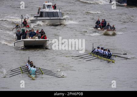 London, Großbritannien. 26. März 2023. Das Cambridge Blue Boot gewinnt und überquert die Warteschlange vor den Menschenmassen in den Pubs an der Südküste - das Bootsrennen zwischen den Universitäten Oxford und Cambridge endet an der Chiswick Bridge. Kredit: Guy Bell/Alamy Live News Stockfoto