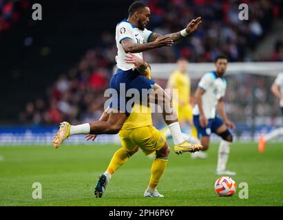 Der englische Ivan Toney und der ukrainische Oleksandr Svatok kämpfen während des Qualifikationsspiels der UEFA Euro 2024 Gruppe C im Wembley Stadium, London, um den Ball. Foto: Sonntag, 26. März 2023. Stockfoto