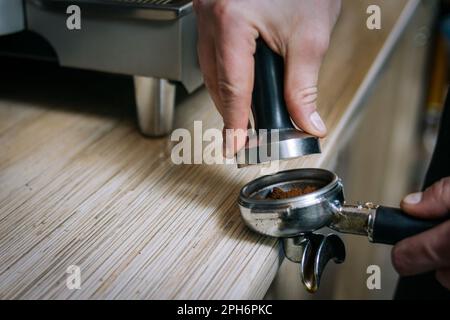 Café-Bar, Barista, Stampfpresshalter Stockfoto