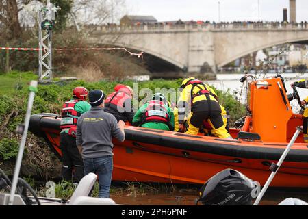 River Thames, London, Großbritannien. 26. März 2023. RNLI und Sanitäter an der Oxford University Oxford Stroke Felix Drinkall, nachdem er nach dem Ende erschöpft zusammenbrach. Kredit: Action Plus Sports/Alamy Live News Stockfoto