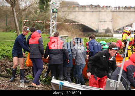 River Thames, London, Großbritannien. 26. März 2023. Bootsrennen der Men University, Oxford gegen Cambridge; Oxford Crew, RNLI und Sanitäter, die an der Oxford University Mens Oxford Stroke Felix Drinkall teilnahmen, nachdem er erschöpft nach dem Finale zusammenbrach. Kredit: Action Plus Sports/Alamy Live News Stockfoto