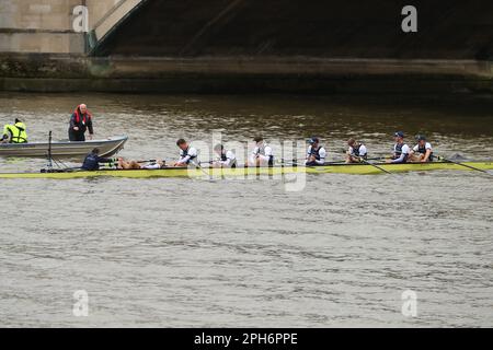 River Thames, London, Großbritannien. 26. März 2023. Bootsrennen der Men University, Oxford gegen Cambridge; Eine enttäuschte Oxford University nach ihrer Niederlage beim Men's Boat Race 168. Schlaganfall Felix Drinkall kann vor Erschöpfung kollabiert gesehen werden. Kredit: Action Plus Sports/Alamy Live News Stockfoto