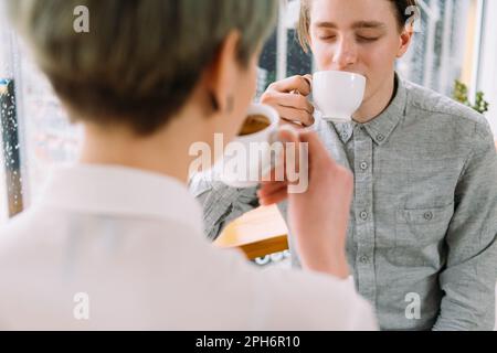 Junger Mann genießt Tasse Kaffee Koffeingenuss Stockfoto