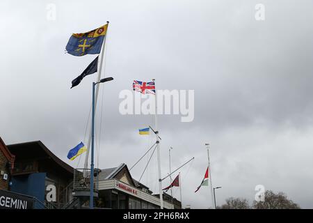 River Thames, London, Großbritannien. 26. März 2023. University Boat Races, Oxford Women versus Cambridge Women; Flaggen über den Schiffshäusern am Putney Embankment. Kredit: Action Plus Sports/Alamy Live News Stockfoto