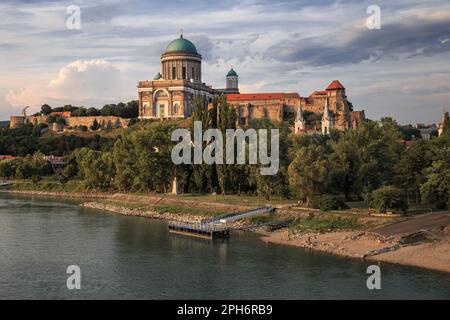 Blick von einer Brücke über die Donau auf die Basilika Saint Adalbert - Esztergom, Ungarn Stockfoto