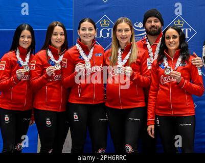 Kerri Einarson, Val Sweeting, Shannon Birchard, Briane Harris und Krysten Karwacki, kanadische Bronzemedaillengewinner der LGT World Women’s Curling Champions Stockfoto