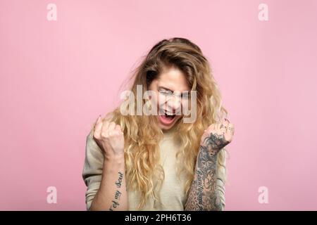 ja Erfolg Leistung Freude lächelnd aufgeregt Mädchen Stockfoto