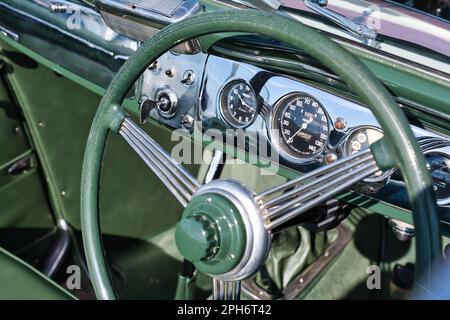 Nahaufnahme des Armaturenbretts eines alten Luxuswagens Stockfoto
