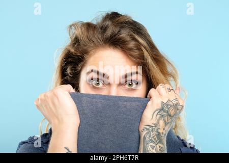 Auffällige Blicke, Frau, Gesicht, Sweater, kalte Wunde Wunde Stockfoto
