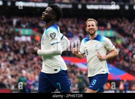 Der englische Bukayo Saka (links) feiert das zweite Tor seiner Seite während des Qualifikationsspiels der UEFA Euro 2024 Gruppe C im Wembley Stadium, London. Foto: Sonntag, 26. März 2023. Stockfoto