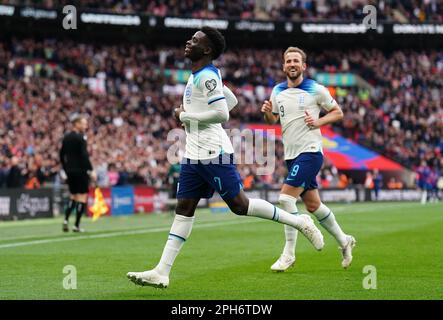 Der englische Bukayo Saka (links) feiert das zweite Tor seiner Seite während des Qualifikationsspiels der UEFA Euro 2024 Gruppe C im Wembley Stadium, London. Foto: Sonntag, 26. März 2023. Stockfoto