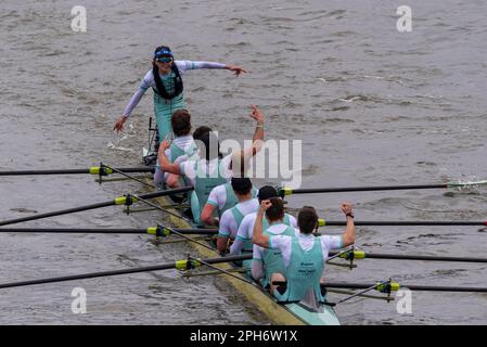 Chiswick Bridge, Chiswick, London, Großbritannien. 26. März 2023. Die Ruderer von Cambridge feiern ihren Sieg über das Oxford-Team beim Männerbootrennen 168. auf der Themse nach der Ziellinie in Mortlake vor der Chiswick Bridge. Cox Jasper Parish Stockfoto