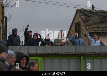 Nailsworth, Großbritannien. 26. März 2023. Die Fans des Sheffield Wednesday sehen sich das Sky Bet League 1-Spiel Forest Green Rovers vs Sheffield Wednesday am 26. März 2023 im New Lawn, Nailsworth, Großbritannien (Foto von Gareth Evans/News Images) in Nailsworth, Großbritannien, am 3./26. März 2023 von außen an. (Foto: Gareth Evans/News Images/Sipa USA) Guthaben: SIPA USA/Alamy Live News Stockfoto