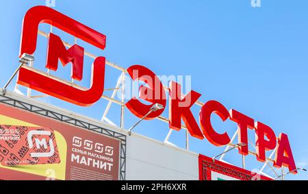 Samara, Russland - 18. Juni 2022: Logo des MAGNIT Extra Store russlands größtes Einzelhandelsunternehmen Stockfoto