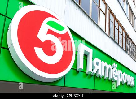 Samara, Russland - 24. Mai 2022: Schild mit Logo des russischen größten Einzelhändlers Pyaterochka Grocery Store. Text auf russisch: Pyaterochka Stockfoto