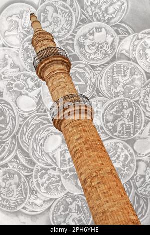 Rethymnon Turkish Minaret vor dem Hintergrund alter griechischer Münzen Stockfoto