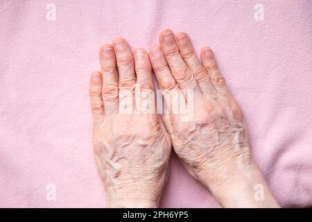 Die Hände einer älteren Frau im Nahbereich des isolierten Hintergrunds Stockfoto