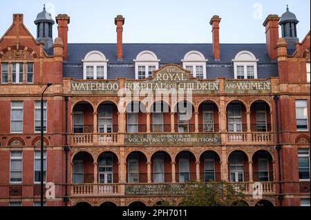 LONDON - 12. November 2022: Das Royal Waterloo Hospital for Women and Children, ein Wahrzeichen in London Stockfoto