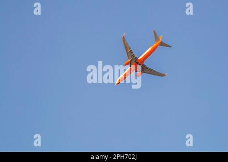 Sharm El Sheikh, Ägypten, März 2020: Passagierflugzeug am Himmel Stockfoto