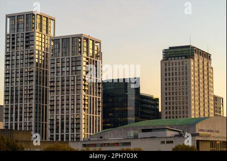 LONDON - 12. November 2022: Ein warmer, goldener Sonnenuntergang schafft eine atemberaubende Kulisse für die Stadt London und strahlt ihren Glanz über die Gebäude und die Skyline. Stockfoto
