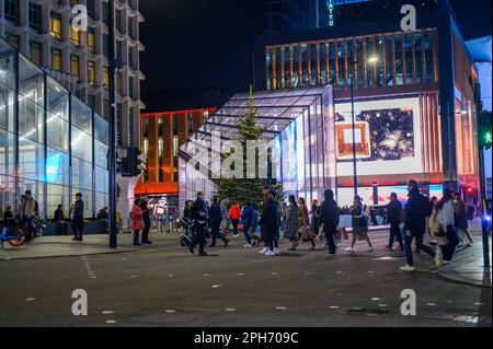 LONDON - 12. November 2022: Fahren Sie durch die Massen der Weihnachtseinkäufer auf diesem geschäftigen Kreuzweg der Tottenham Court Road. Stockfoto