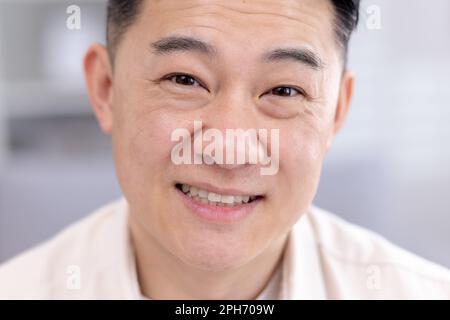 Nahaufnahme eines Asiaten, Porträt eines männlichen Geschäftsmanns, der in die Kamera schaut und ein lächelndes Foto macht. Stockfoto