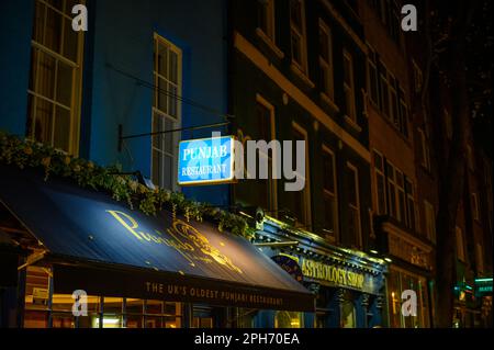 LONDON - 12. November 2022: Beleuchtetes Schild am Abend für das Punjab Restaurant. Das älteste Restaurant Großbritanniens in Punjab, Covent Garden, London Stockfoto