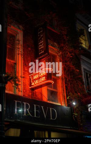 LONDON - 12. November 2022: Frevds beleuchtetes Neonschild ist ein Symbol des Nachtlebens und zieht Besucher mit seinem lebendigen Licht in der Nacht an. Stockfoto