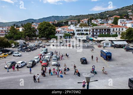 Ausflug mit der Fähre von Skiathos zur Insel Skopelos; Hafen von Skopelos Stockfoto