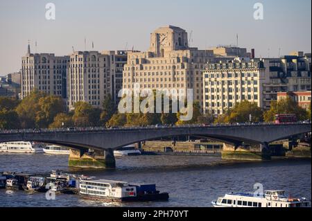 LONDON - 13. November 2022: Shell Mex House und die riesige Uhr sind ein ikonischer Anblick der Londoner Skyline. Entdecken Sie die Geschichte dieses architektonischen ge Stockfoto