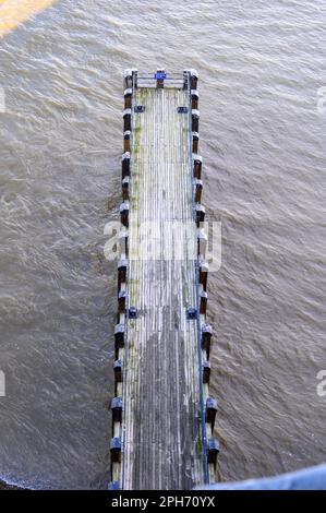 Sie erhalten einen atemberaubenden Blick aus der Vogelperspektive auf Londons Themse und eine Anlegestelle vom OXO Tower aus. Entdecken Sie die Architektur und die Schönheit der Stadt. Stockfoto