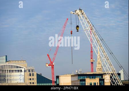 LONDON - 13. November 2022: Erleben Sie den Fortschritt der Londoner Stadtentwicklung, während majestätische Baukräne die Skyline der Stadt säumen. Stockfoto