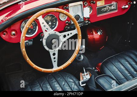 Innenraum eines alten Sportwagens MG MGA 105 mit Armaturenbrett und Vordersitzen in Leder Stockfoto