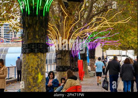 LONDON - 13. November 2022: Die Weihnachtslichter an der Londoner Southbank schaffen ein magisches Winterwunderland für einen Spaziergang. J Stockfoto