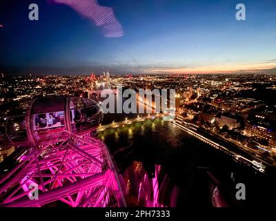 London, Großbritannien. 28. Okt. 2022. Der Palast von Westminster mit dem Elizabeth Tower, wo die Glocke Big Ben hängt, am Ufer der Themse mit Westminster Bridge am Abend, vom London Eye Riesenrad. Der Palast von Westminster ist der Sitz des britischen Parlaments. Der Gebäudekomplex ist auch bekannt als die Houses of Parliament. Kredit: Jan Woitas/dpa/Alamy Live News Stockfoto