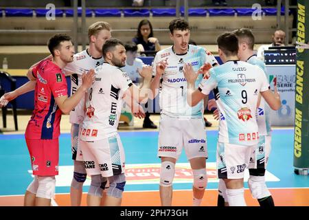 Taranto, Italien. 26. März 2023. Pallavolo Padova Exultation. Während Play Off 5. Place - Gioiella Prisma Taranto vs Pallavolo Padova, Volleyball Italian Serie A Men SuperLeague Championship in Taranto, Italien, März 26 2023 Gutschrift: Independent Photo Agency/Alamy Live News Stockfoto