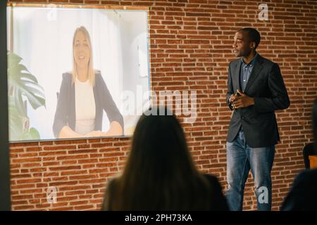 Seriöser afroamerikanischer Geschäftsführer in schwarzem Blazer und Stockfoto