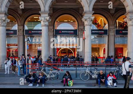 MAILAND ITALIEN - 25. APRIL 2023: Zeichen des neuen Hauptquartiers des Buchladens Mondadori Duomo auf der Piazza del Duomo. Berühmter italienischer Verlag Stockfoto