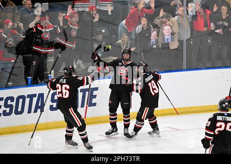 St. Cloud State Huskies Forward Adam Ingram (34) (Center) wird von Teamkollegen nach einem Tor während des Meisterschaftsspiels des West Regional NCAA Männer-Eishockeyturniers zwischen der St. Cloud State Huskies und die University of Minnesota Golden Gophers in der Scheels Arena in Fargo, ND, am Samstag, den 25. März 2023. Nummer Eins insgesamt hat Minnesota 4-1 gewonnen und geht in die Frozen Four. Von Russell Hons/CSM Stockfoto