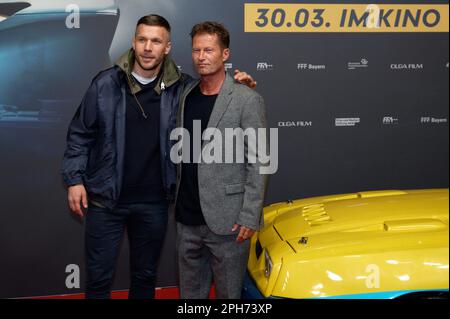 Köln, Deutschland. 26. März 2023. Der ehemalige Fußballspieler Lukas Podolski (l) und Till Schweiger (r) kommen zur Premiere des Films „Manta Manta - Zwoter Teil“. Kredit: Henning Kaiser/dpa/Alamy Live News Stockfoto