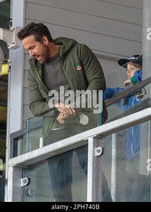 Wrexham, Wrexham County Borough, Wales. 26. März 2023 Ryan Reynolds, Eigentümer der Wrexham Co, interagiert mit den Fans, während der Wrexham Association Football Club Women V Connah's Quay Nomads Women auf der Rennbahn in der Genero Adran North. (Bild: ©Cody Froggatt/Alamy Live News) Stockfoto