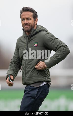 Wrexham, Wrexham County Borough, Wales. 26. März 2023 Ryan Reynolds, Eigentümer der Wrexham Co, war vor dem Anstoß auf dem Spielfeld während der Wrexham Association Football Club Women V Connah's Quay Nomads Women at the Racecourse Ground in The Genero Adran North. (Bild: ©Cody Froggatt/Alamy Live News) Stockfoto