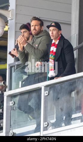 Wrexham, Wrexham County Borough, Wales. 26. März 2023 Die Eigentümer der Wrexham Co Ryan Reynolds und Rob McElhenney sehen das Spiel während des Wrexham Association Football Club Women V Connah's Quay Nomads Women at the Racecourse Ground im Genero Adran North. (Bild: ©Cody Froggatt/Alamy Live News) Stockfoto