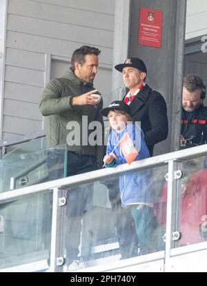 Wrexham, Wrexham County Borough, Wales. 26. März 2023 Die Eigentümer der Wrexham Co Ryan Reynolds und Rob McElhenney sehen das Spiel während des Wrexham Association Football Club Women V Connah's Quay Nomads Women at the Racecourse Ground im Genero Adran North. (Bild: ©Cody Froggatt/Alamy Live News) Stockfoto