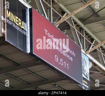 Wrexham, Wrexham County Borough, Wales. 26. März 2023 Wrexhams Rekordteilnahme an einem walisischen Frauen-Fußballspiel während des Wrexham Association Football Club Women V Connah's Quay Nomads Women auf dem Rennplatz in der Genero Adran North. (Bild: ©Cody Froggatt/Alamy Live News) Stockfoto