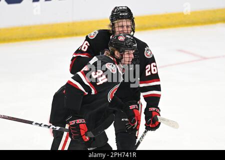 St. Cloud State Huskies, Adam Ingram (34) und St. Cloud State Huskies Defenseman Cooper Wylie (26) verlässt das Eis, nachdem Ingram während des Meisterschaftsspiels des West Regional NCAA Männer-Eishockeyturniers zwischen den St. Cloud State Huskies und die University of Minnesota Golden Gophers in der Scheels Arena in Fargo, ND, am Samstag, den 25. März 2023. Nummer Eins insgesamt hat Minnesota 4-1 gewonnen und geht in die Frozen Four. Von Russell Hons/CSM Stockfoto