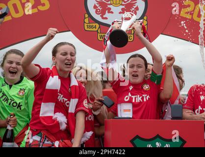 Wrexham, Wrexham County Borough, Wales. 26. März 2023 Wrexham Women's Team hebt den Genero Adran North-Titel auf, während Wrexham Association Football Club Women V Connah's Quay Nomads Women at the Racecourse Ground in The Genero Adran North. (Bild: ©Cody Froggatt/Alamy Live News) Stockfoto