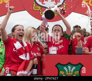 Wrexham, Wrexham County Borough, Wales. 26. März 2023 Wrexham Women's Team hebt den Genero Adran North-Titel auf, während Wrexham Association Football Club Women V Connah's Quay Nomads Women at the Racecourse Ground in The Genero Adran North. (Bild: ©Cody Froggatt/Alamy Live News) Stockfoto